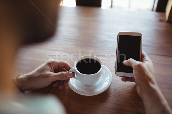Stockfoto: Man · mobiele · telefoon · koffie · restaurant · bier · tabel