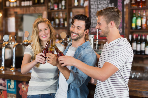 [[stock_photo]]: Amis · bière · bouteilles · pub · heureux