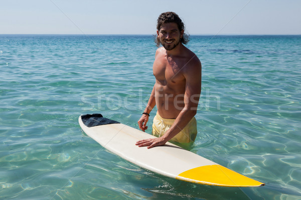 Сток-фото: Surfer · доска · для · серфинга · Постоянный · морем · портрет · улыбаясь