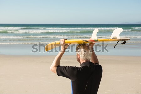 背面図 男 サーフボード 立って ビーチ ストックフォト © wavebreak_media