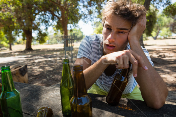 Dronken man bierfles park eenzaam Stockfoto © wavebreak_media