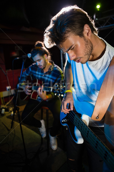 吉他手 播放 吉他 階段 夜總會 男子 商業照片 © wavebreak_media