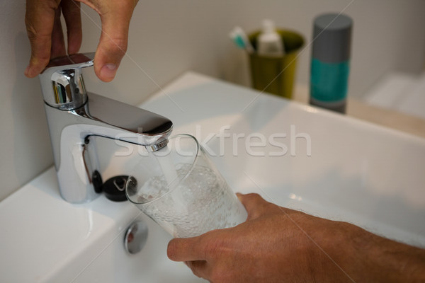 Homme remplissage verre eau évier salle de bain [[stock_photo]] © wavebreak_media