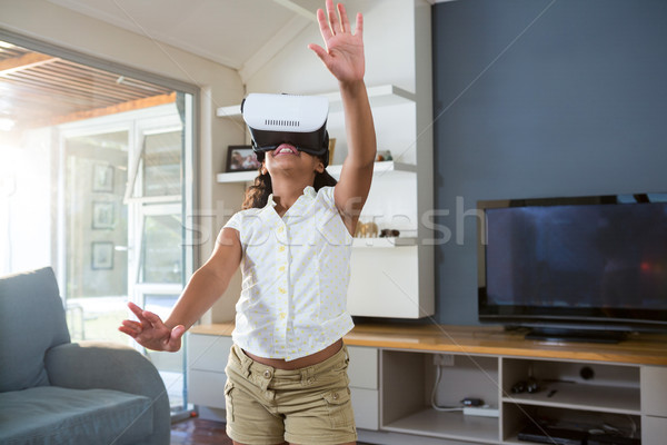счастливая девушка виртуальный реальность Постоянный гостиной домой Сток-фото © wavebreak_media