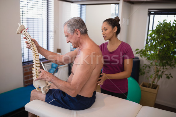 Stock foto: Shirtless · männlich · Patienten · halten · künstliche · Wirbelsäule