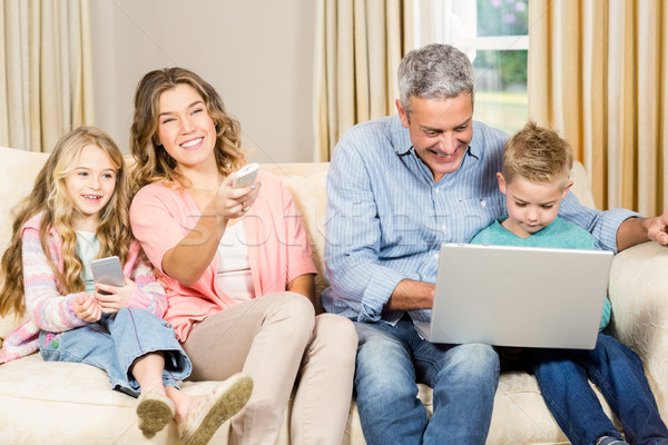 Foto stock: Familia · feliz · película · junto · casa · ordenador