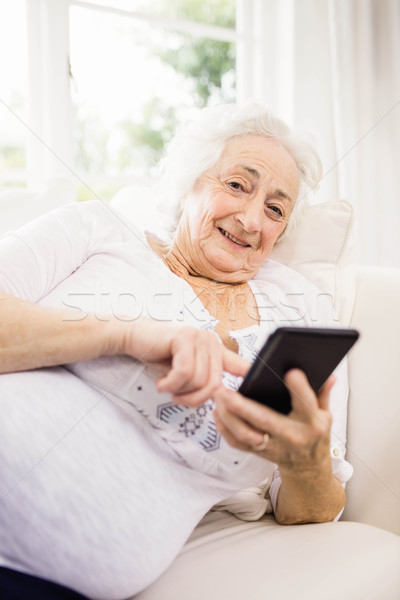 Smartphone femme famille téléphone heureux [[stock_photo]] © wavebreak_media