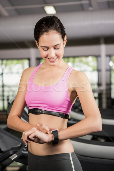 Femme puce regarder gymnase heureux [[stock_photo]] © wavebreak_media