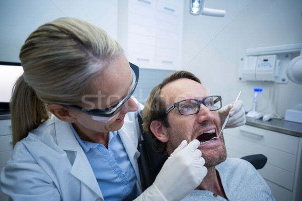 商業照片: 女 · 牙科醫生 · 檢查 · 男 · 病人 · 工具