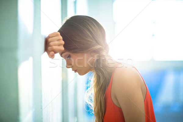 Fáradt üzletasszony dől fal iroda nő Stock fotó © wavebreak_media
