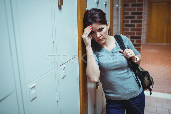 Hangsúlyos érett diák áll szekrényes öltöző főiskola Stock fotó © wavebreak_media