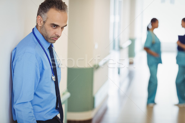 Foto stock: Triste · médico · pared · hospital · corredor