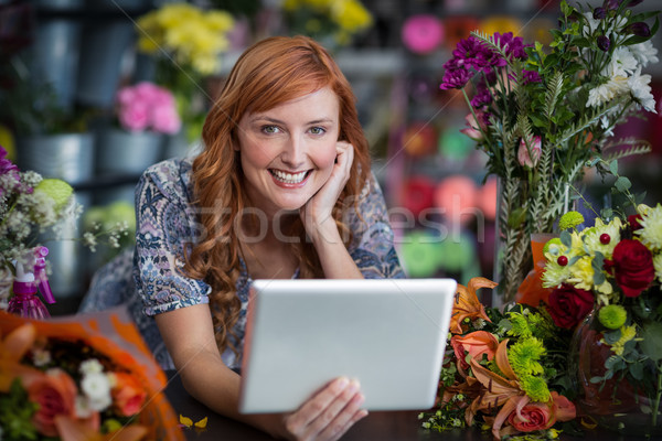 Sorridente feminino florista digital comprimido retrato Foto stock © wavebreak_media