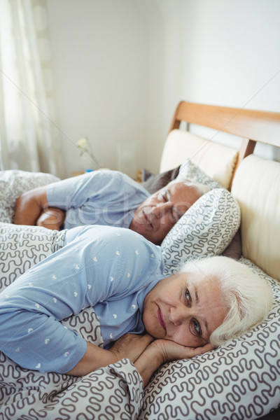 Starszy kobieta obudzić bed człowiek snem Zdjęcia stock © wavebreak_media