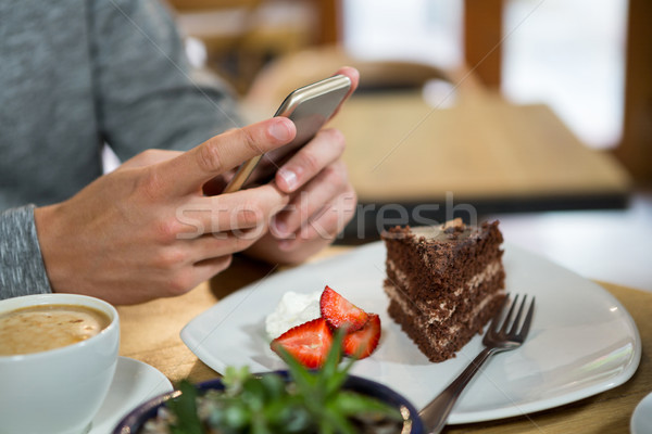 Adam cep telefonu kahve tatlı tablo kafe Stok fotoğraf © wavebreak_media