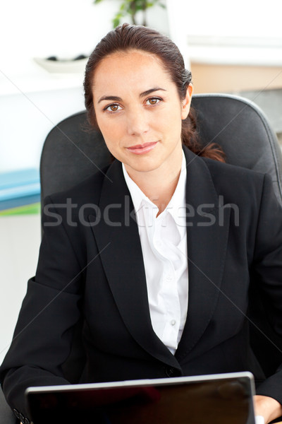 [[stock_photo]]: Hispanique · femme · d'affaires · séance · bureau · portable · bureau