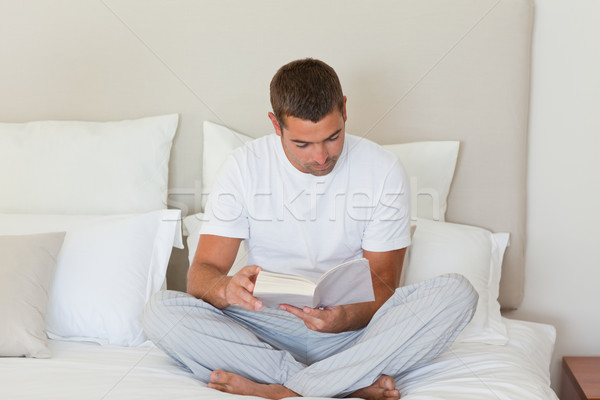 человека чтение книга кровать счастливым домой Сток-фото © wavebreak_media