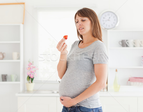 Stockfoto: Goed · kijken · zwangere · vrouw · eten · aardbei · permanente · keuken