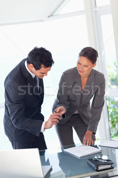 Stockfoto: Jonge · zakenvrouw · pen · teken · contract · business