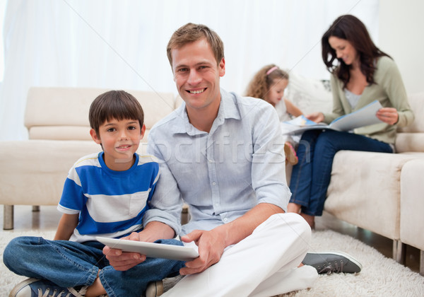 [[stock_photo]]: Jeunes · famille · temps · libre · salon · maison · portable