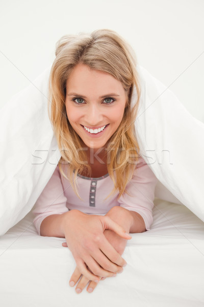 Frau Abschluss Bett Quilt angehoben Hals Stock foto © wavebreak_media