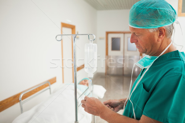 外科醫生 看 靜脈 醫院 走廊 床 商業照片 © wavebreak_media