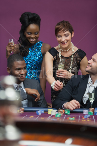 [[stock_photo]]: Femmes · champagne · permanent · roulette · table · casino