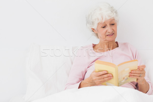 Сток-фото: чтение · кровать · улыбаясь · домой · женщины