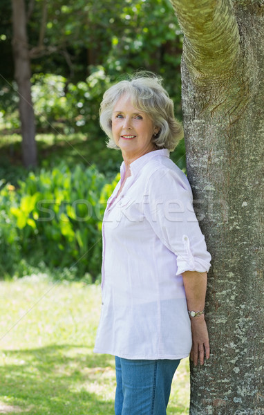 Portret rijpe vrouw boomstam zijaanzicht park Stockfoto © wavebreak_media