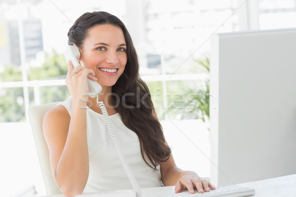 [[stock_photo]]: Belle · femme · d'affaires · téléphone · bureau · souriant · caméra