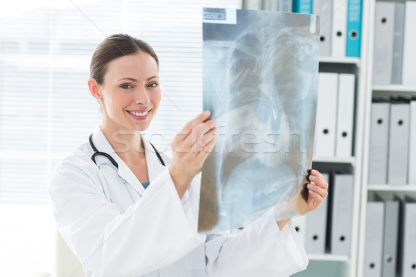 Felice femminile medico Xray relazione Foto d'archivio © wavebreak_media