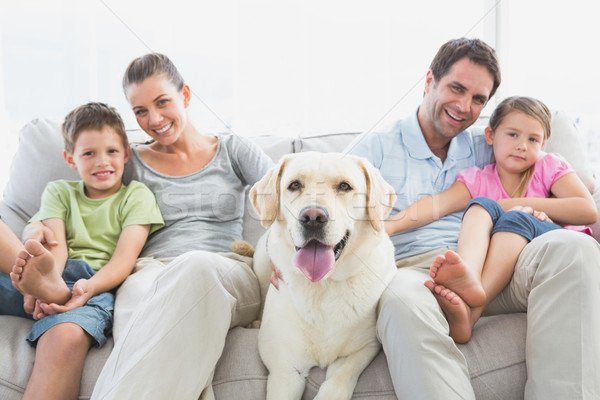 Gelukkig gezin vergadering bank huisdier labrador home Stockfoto © wavebreak_media