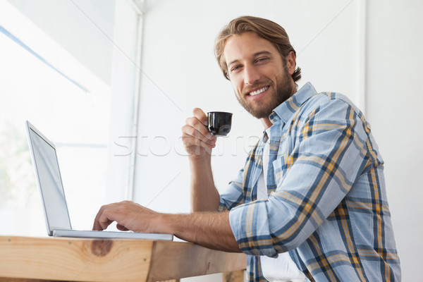 Gündelik adam dizüstü bilgisayar kullanıyorsanız içme espresso kahvehane Stok fotoğraf © wavebreak_media