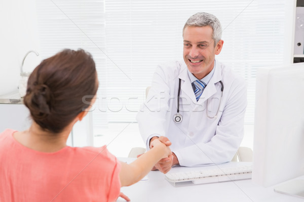 Gelukkig arts handdruk patiënt medische kantoor Stockfoto © wavebreak_media