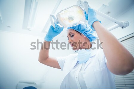 Arzt tragen OP-Maske Haar net Frau Stock foto © wavebreak_media