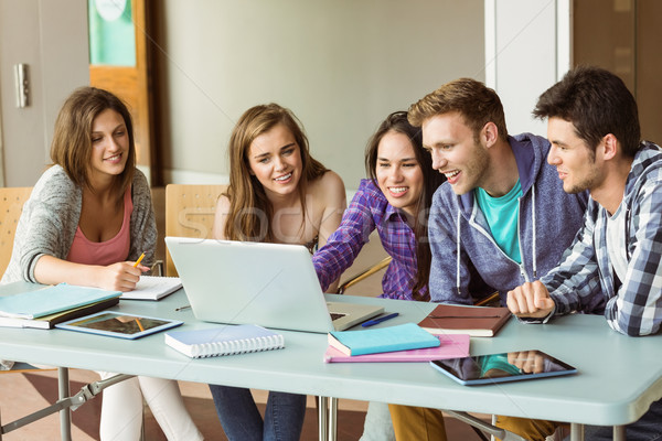 Stockfoto: Glimlachend · vrienden · studenten · met · behulp · van · laptop · school · computer