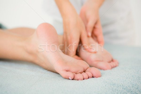 Femme pied massage jeune femme spa [[stock_photo]] © wavebreak_media