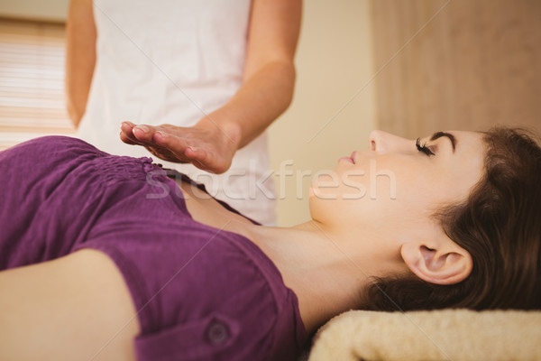 Jonge vrouw reiki behandeling therapie kamer vrouw Stockfoto © wavebreak_media