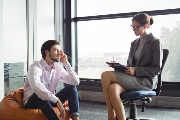 Foto stock: Infeliz · homem · falante · conselheiro · reunião · caneta