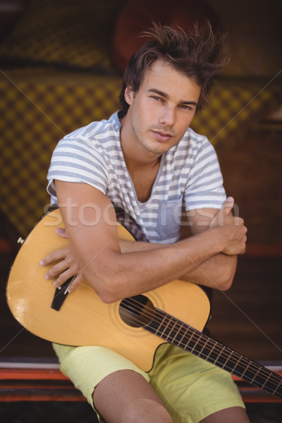 Portret barbat frumos chitară şedinţei Van pădure Imagine de stoc © wavebreak_media