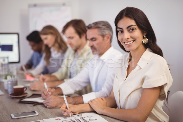 Stock foto: Lächelnd · Geschäftsfrau · schriftlich · Papier · Kollegen · Konferenzraum