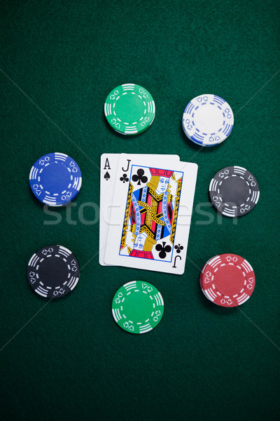 Foto d'archivio: Carte · da · gioco · fiches · del · casinò · poker · tavola · verde · successo