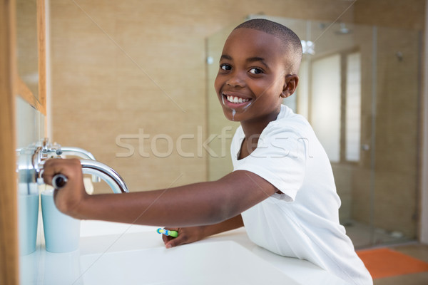Vista laterale ritratto sorridere ragazzo spazzolino guardando Foto d'archivio © wavebreak_media