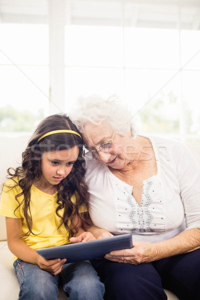 Foto stock: Concentrado · nieta · tableta · abuela · casa · mujer