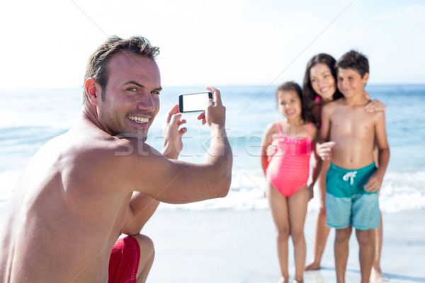 Man glimlachend kinderen zee wal Stockfoto © wavebreak_media