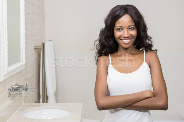 Belle jeune femme souriant caméra permanent salle de bain [[stock_photo]] © wavebreak_media