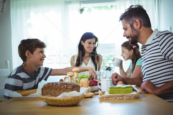 Gelukkig gezin ontbijt home vrouw meisje gelukkig Stockfoto © wavebreak_media