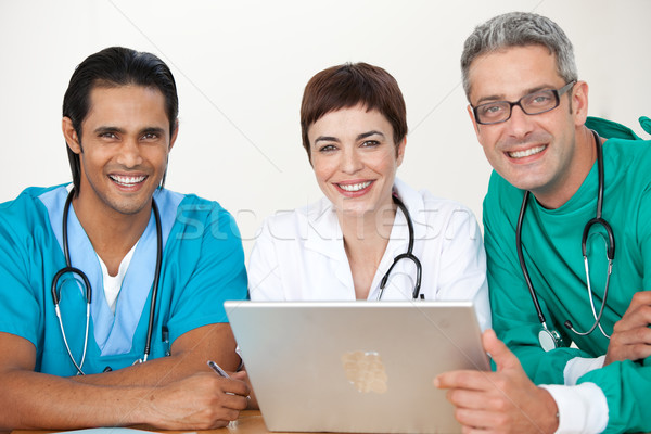 Gruppe Ärzte Sitzung Krankenhaus Lächeln Frauen Stock foto © wavebreak_media