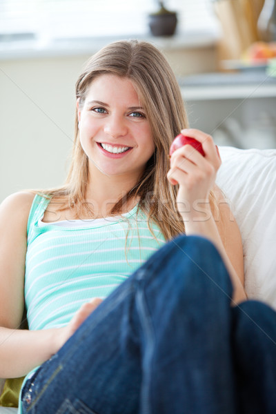 Mujer hermosa comer manzana casa alimentos rojo Foto stock © wavebreak_media