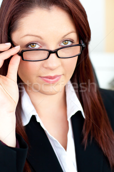 Karizmatikus kaukázusi üzletasszony tart szemüveg iroda Stock fotó © wavebreak_media